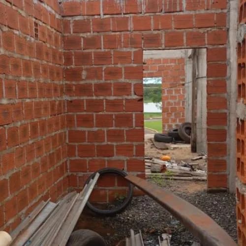 Locales comerciales estratégicos con una casa a terminar