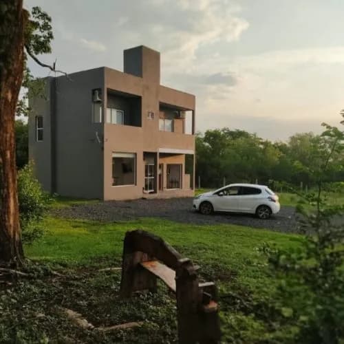 Hermosa casa con pileta y vista al río