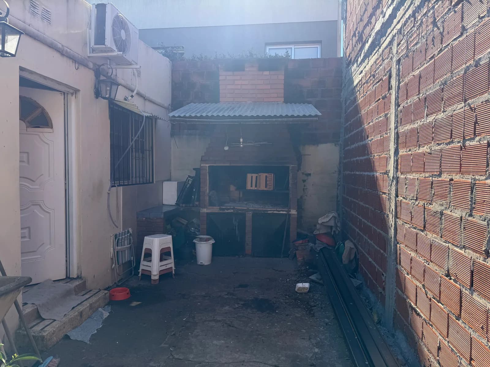 Patio trasero con parrilla