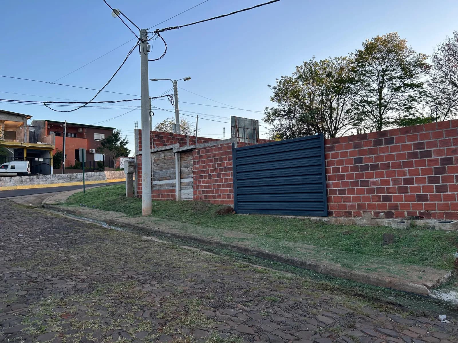 Terreno cercado con muro de ladrillos
