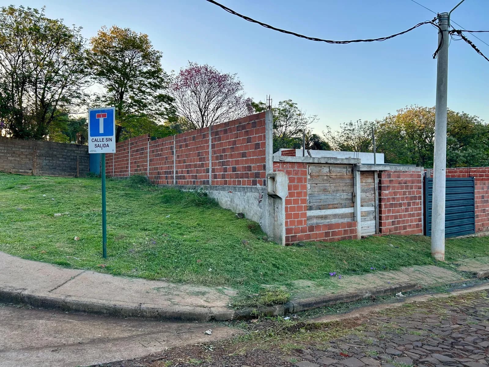 Terreno en esquina con muro