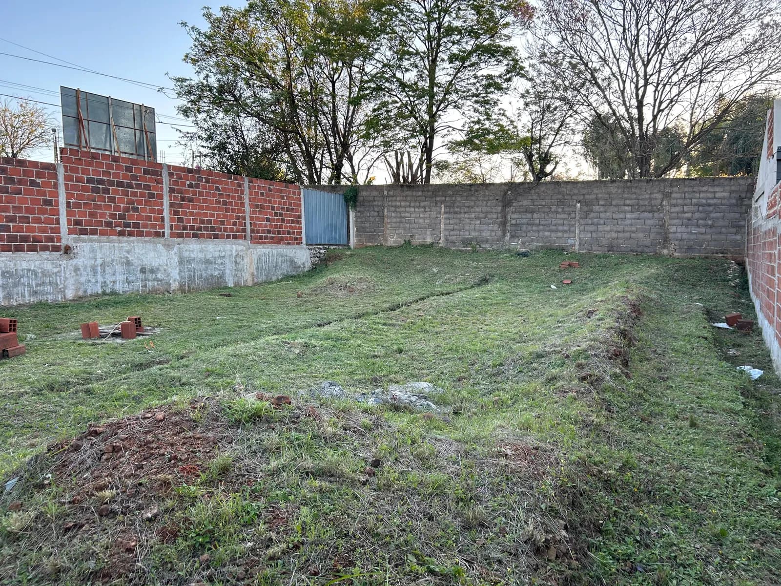 Terreno amplio totalmente amurallado