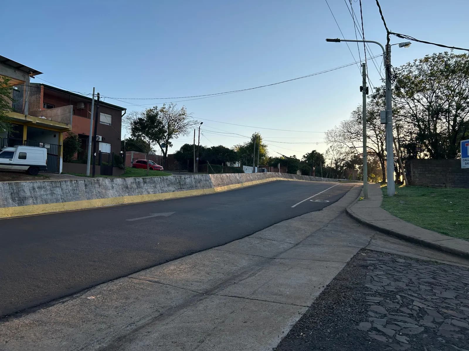 Calle asfaltada en zona residencial