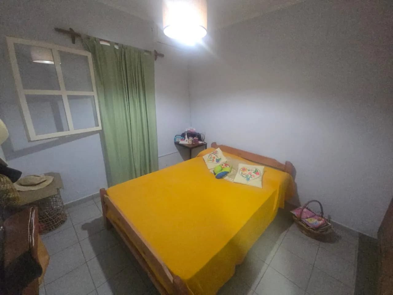 Dormitorio sencillo con cama amarilla