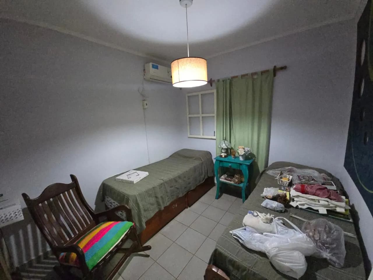 Dormitorio con dos camas individuales