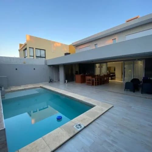 Hermosa casa de 5 dorm. (Los Jilgueros)