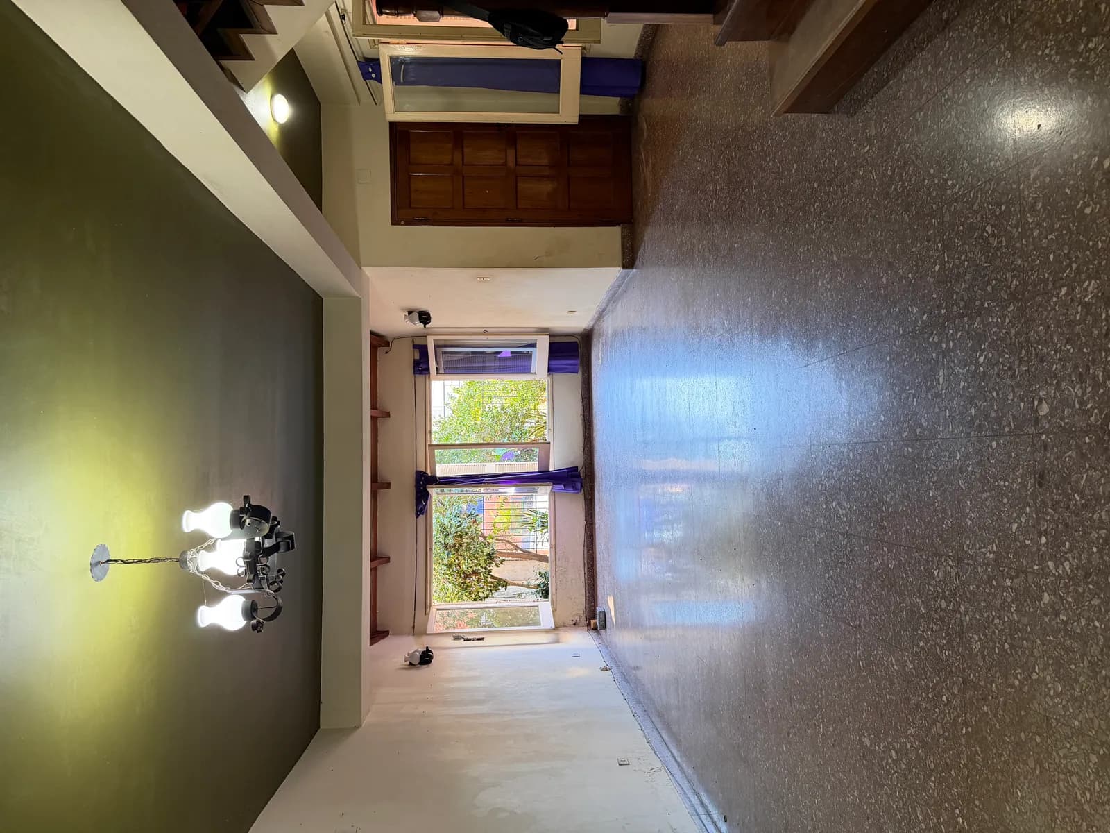 Espacioso salón con salida al jardín