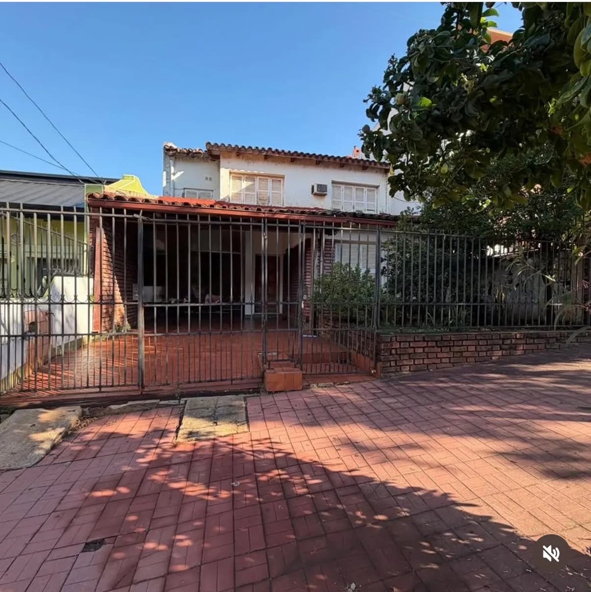 Casa tradicional con frente enrejado