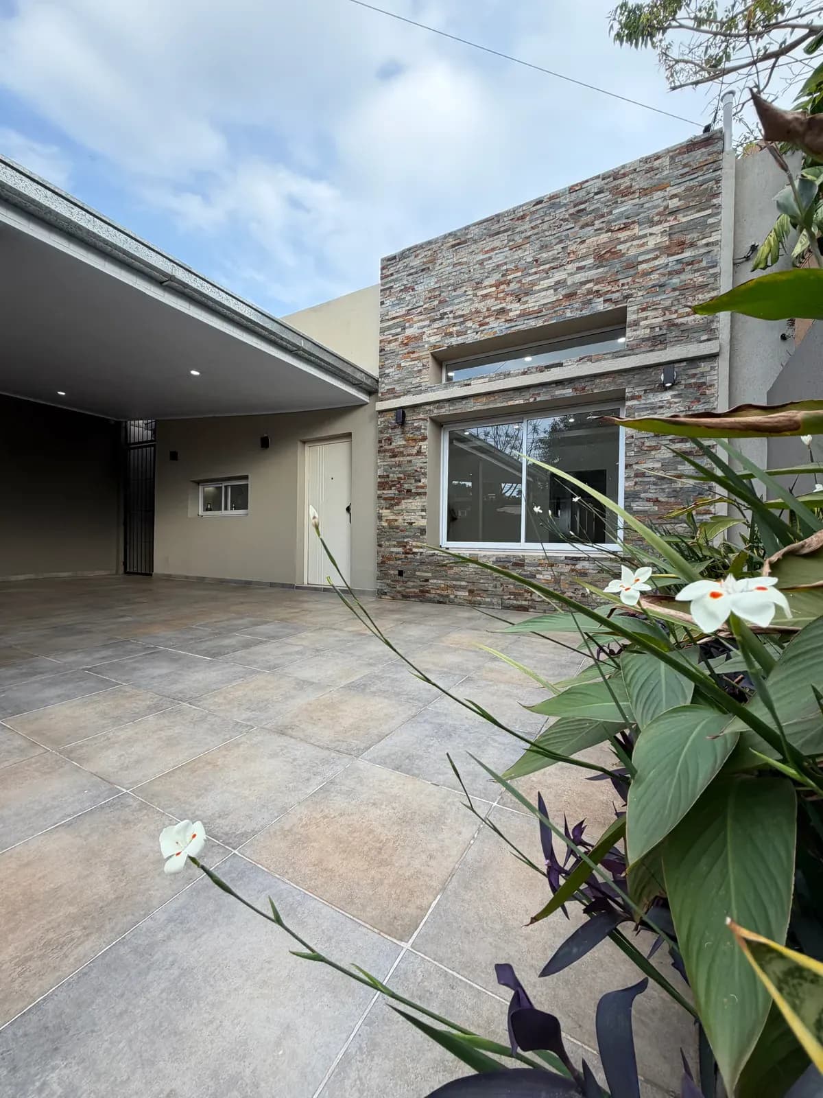 Patio y fachada de casa moderna