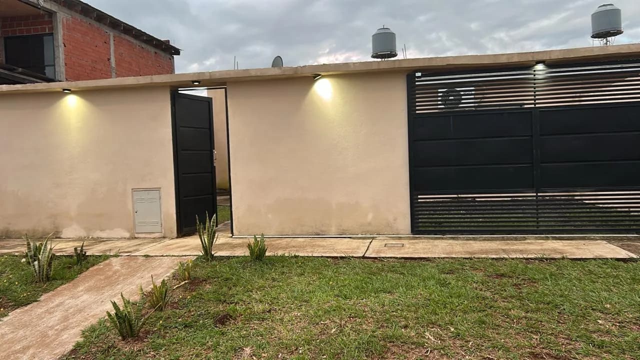 Fachada moderna con portón negro