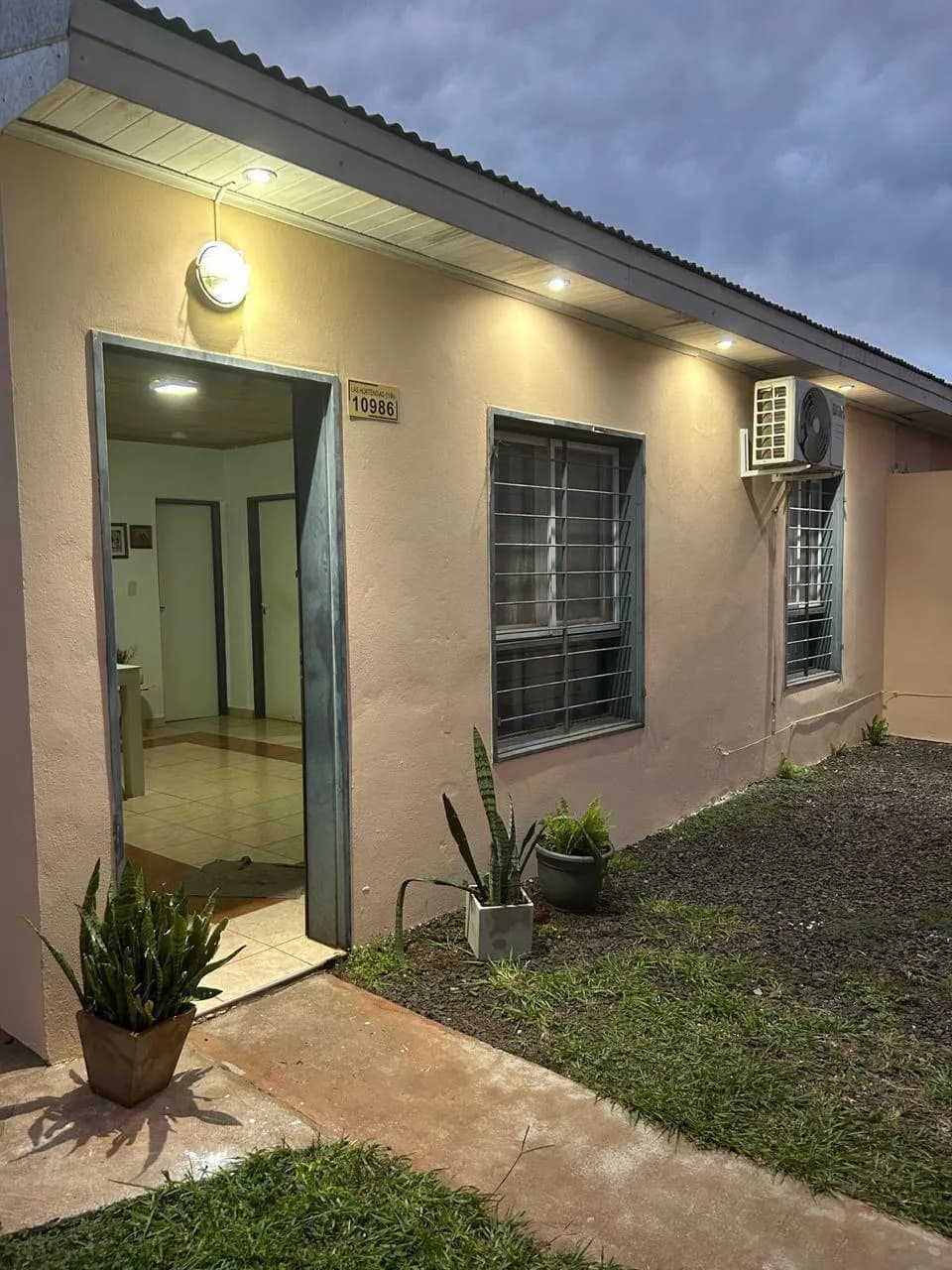 Fachada exterior de casa iluminada