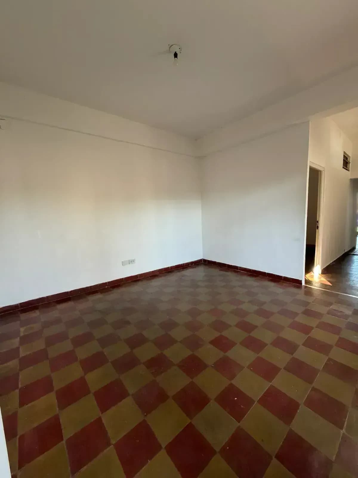 Habitación vacía con piso damero