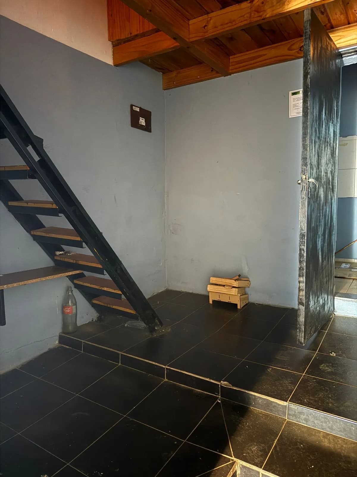 Espacio interior con escalera metálica