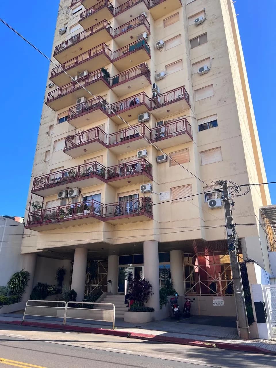 Edificio de departamentos con balcones