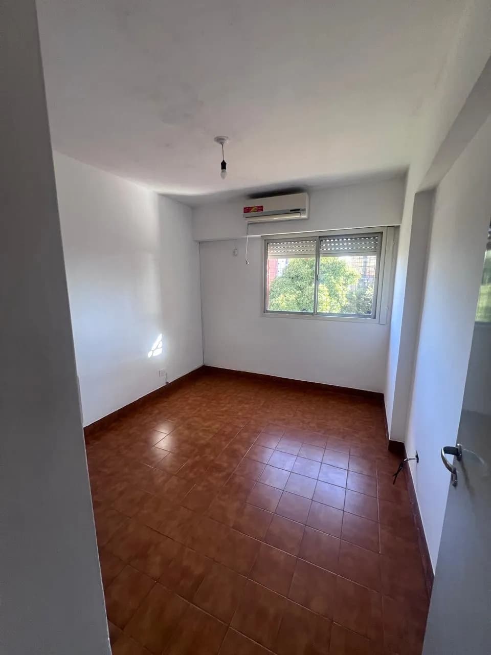 Habitación vacía con aire acondicionado