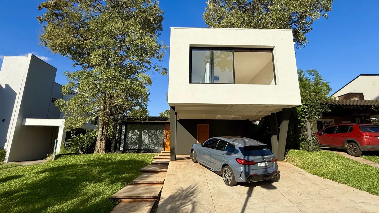 Casa moderna con cochera y jardín