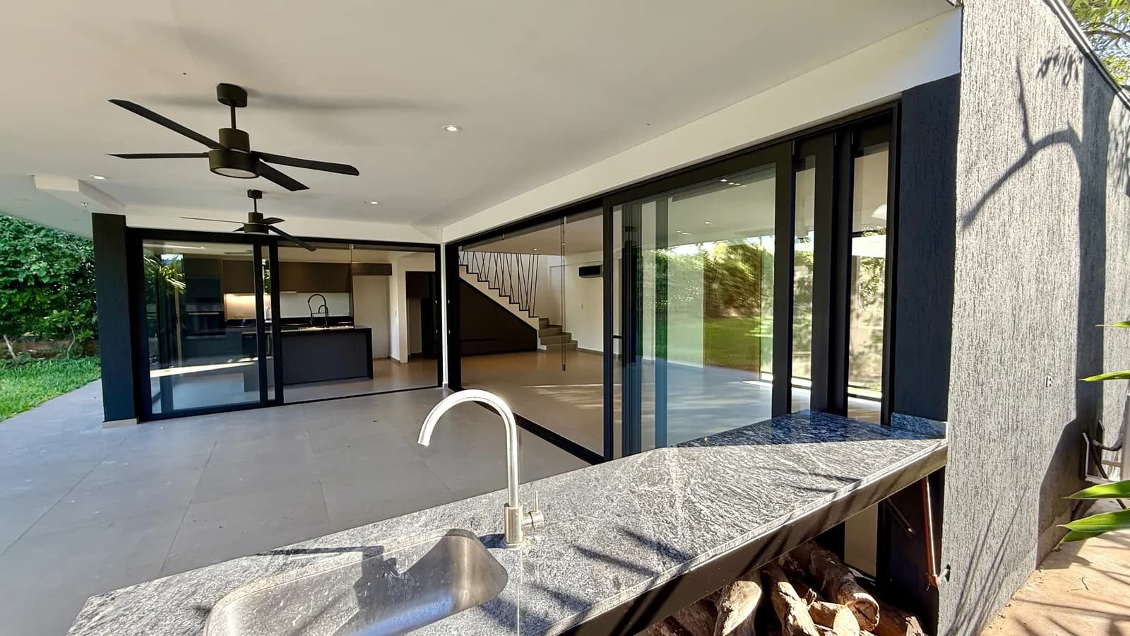 Galería moderna con mesada exterior