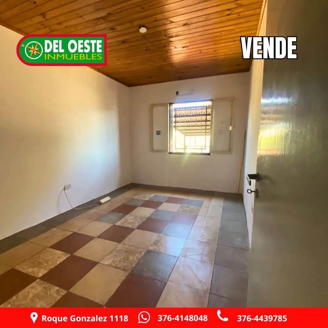 Habitación vacía con techo de madera