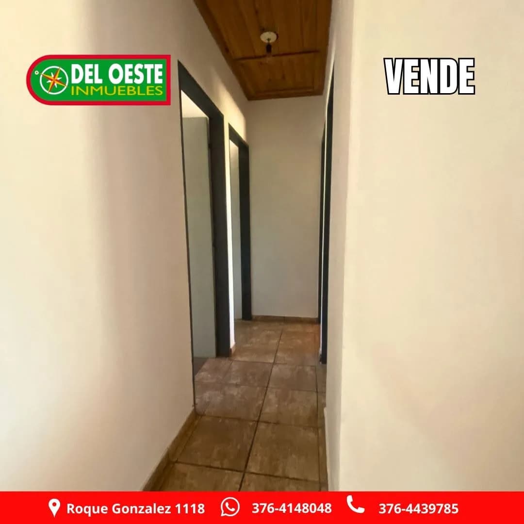 Pasillo interior con techo de madera