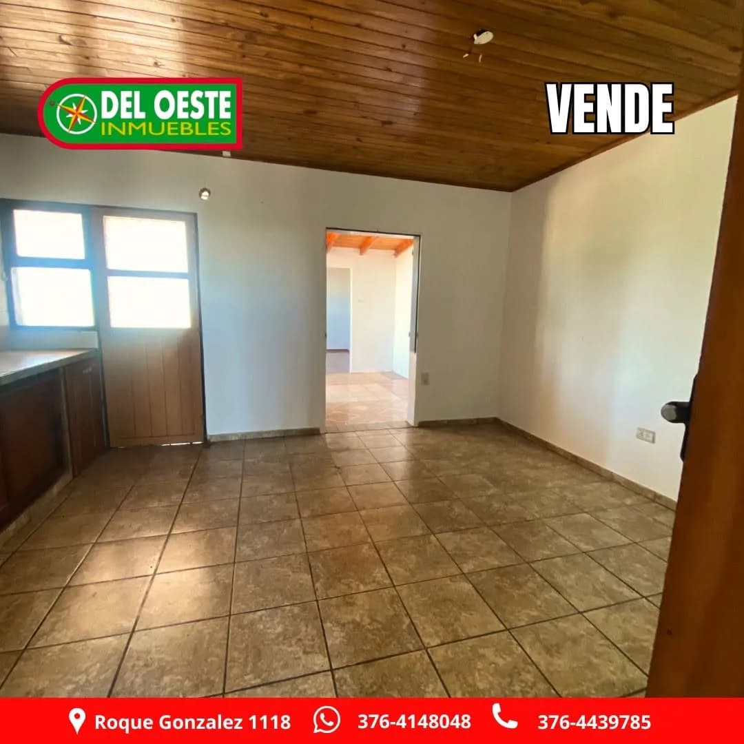 Ambiente amplio con techo de madera