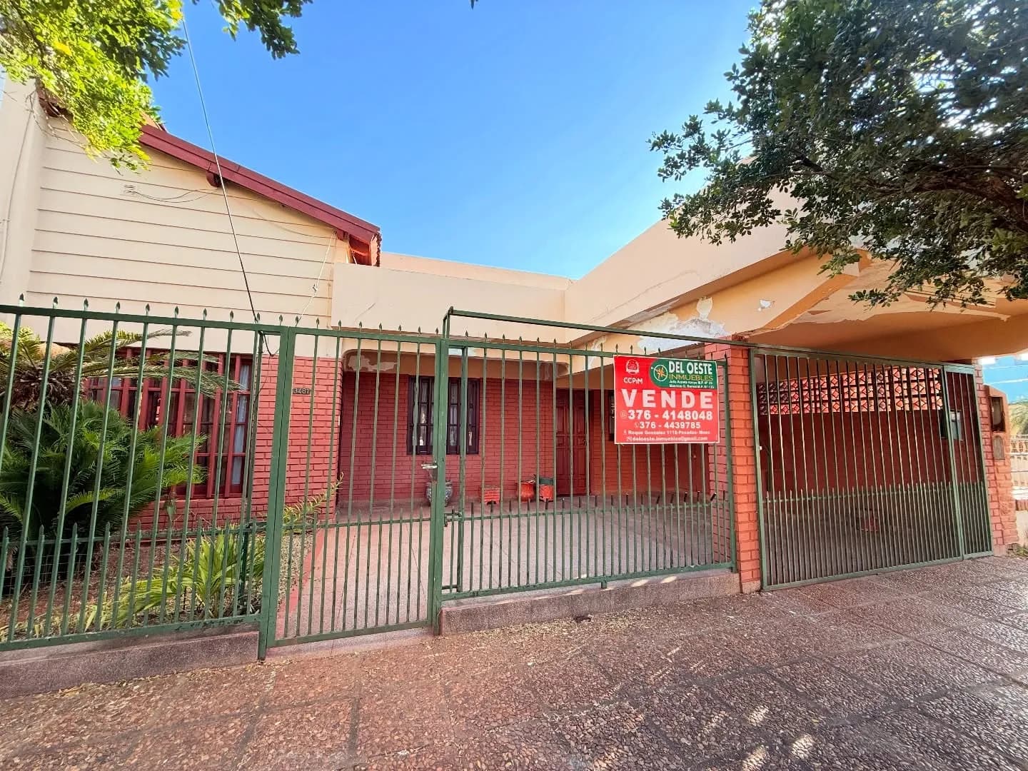 Casa en venta con rejas verdes