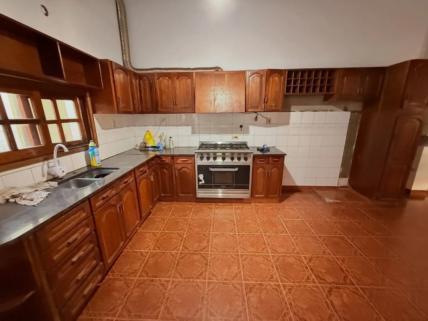 Cocina espaciosa con muebles de madera