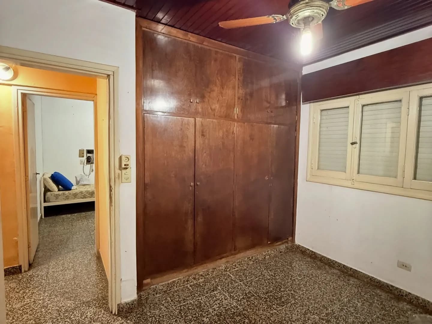 Dormitorio con gran placard de madera