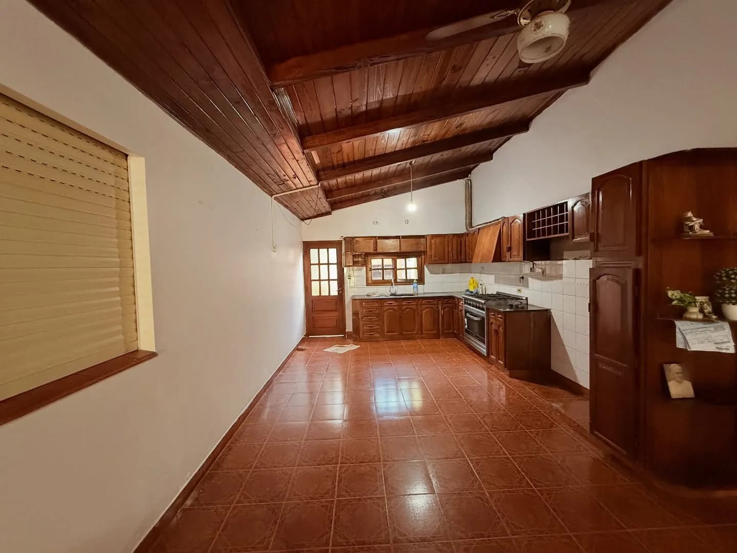 Cocina espaciosa con techo de madera