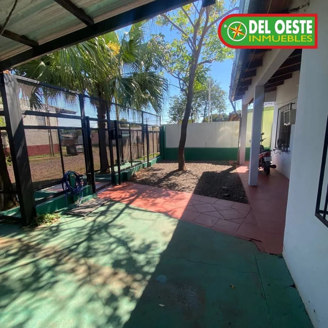 Patio delantero arbolado con rejas