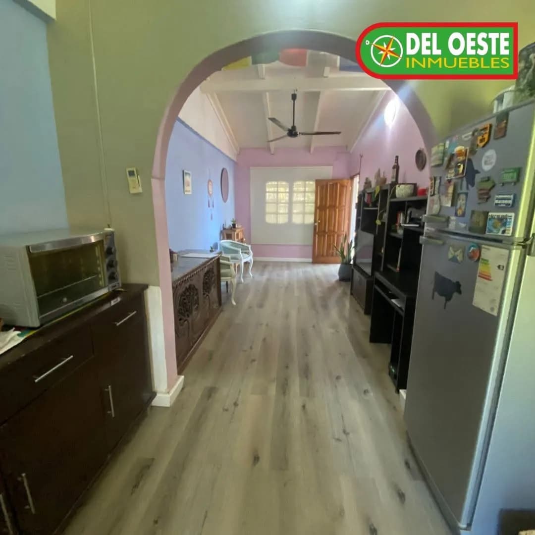 Interior de casa con arco decorativo