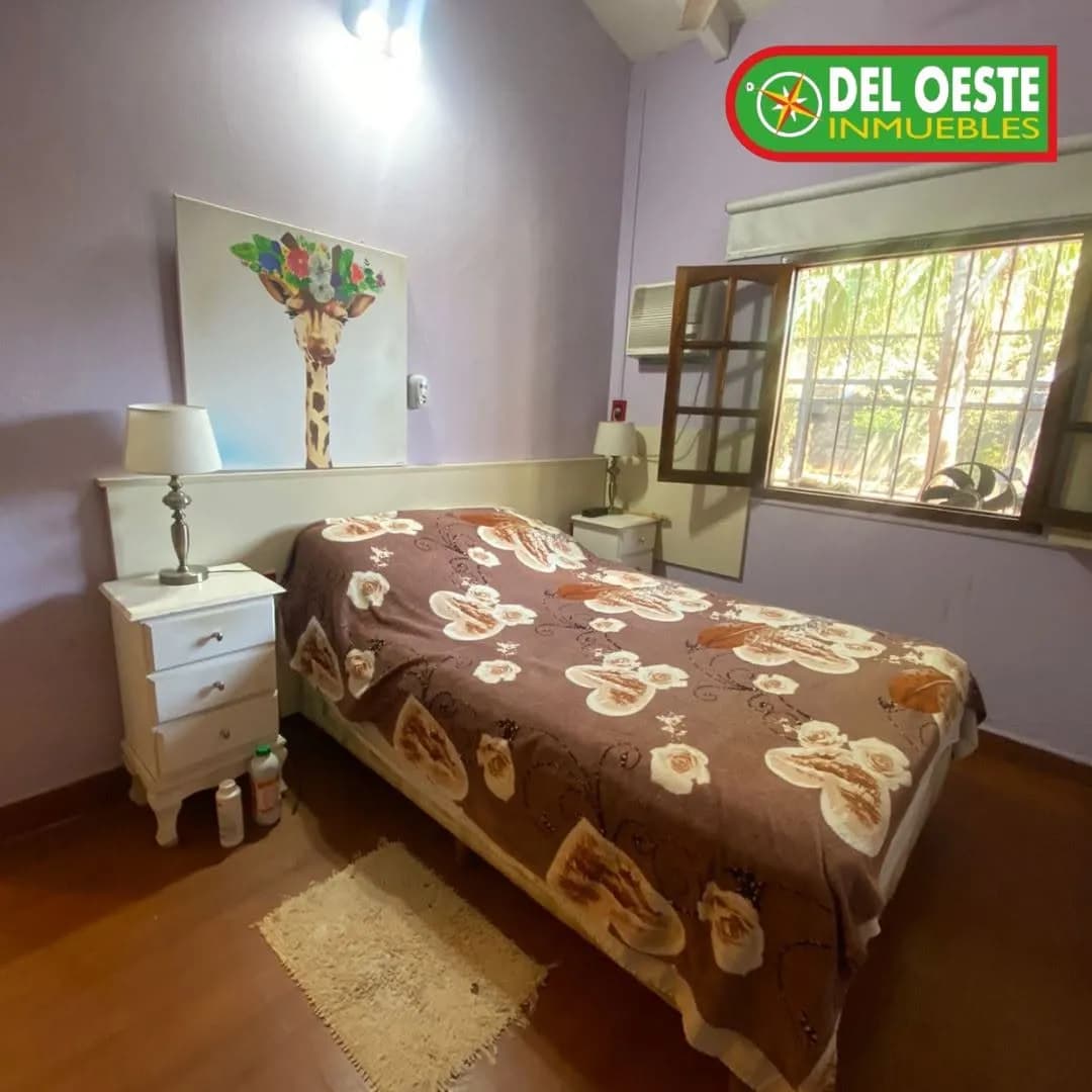 Dormitorio luminoso con cama individual