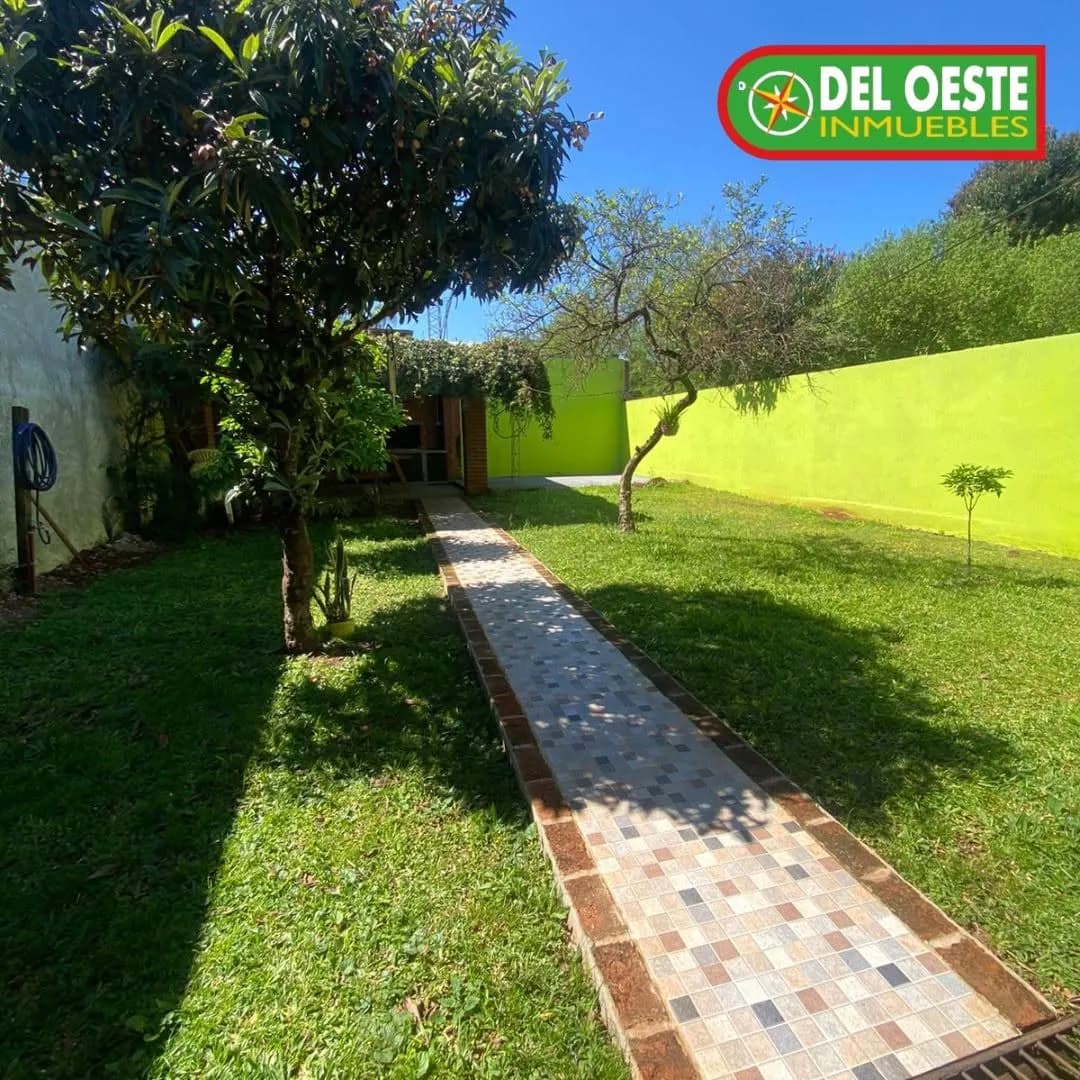 Jardín con camino de baldosas
