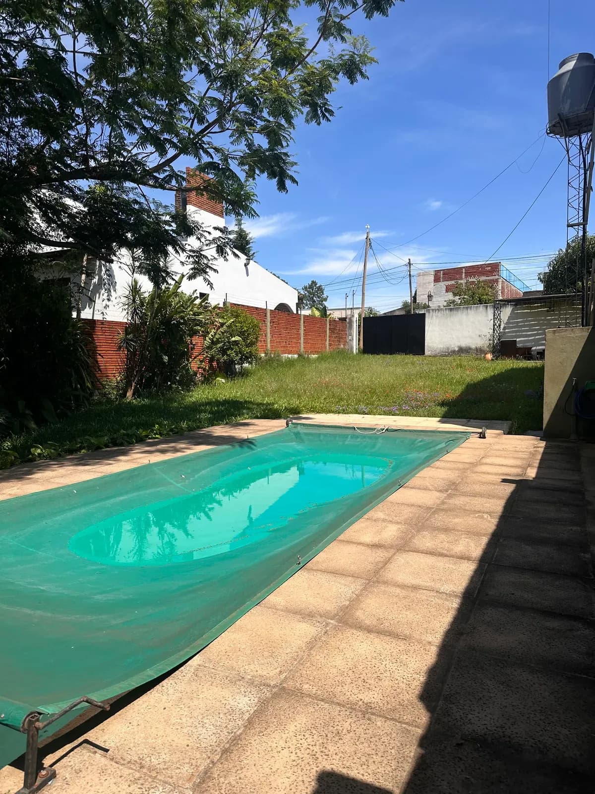Jardín con piscina y patio