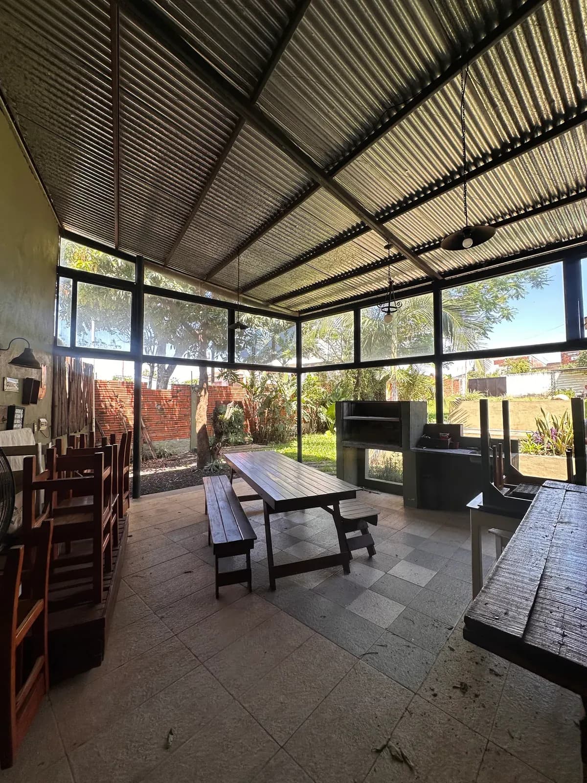 Quincho cubierto con parrilla y comedor