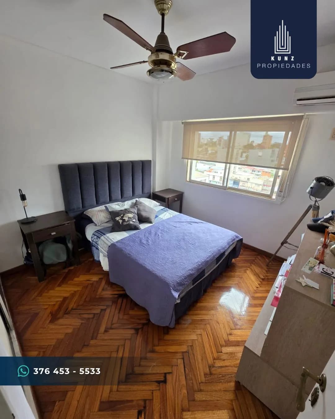 Dormitorio luminoso con piso de parquet