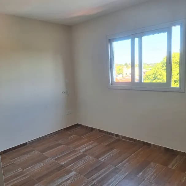 Habitación vacía y muy luminosa