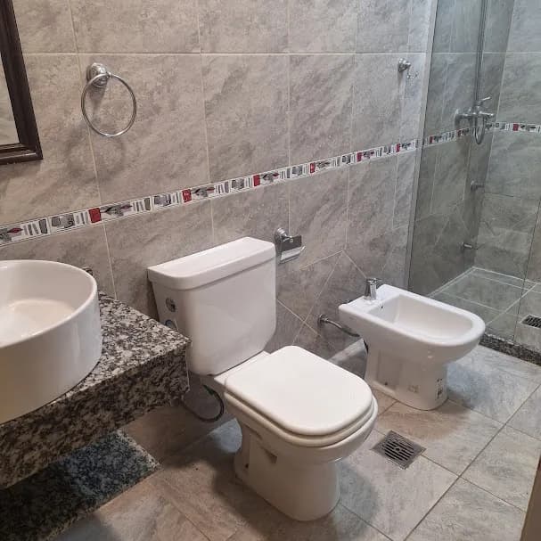 Baño completo con ducha y bidet