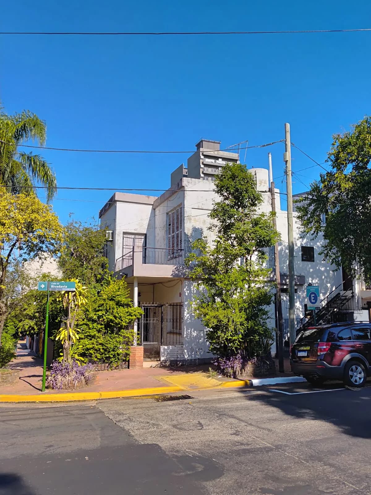 Casa de dos plantas en esquina