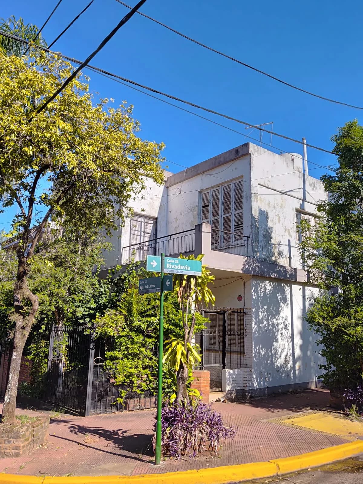 Casa de dos plantas en esquina
