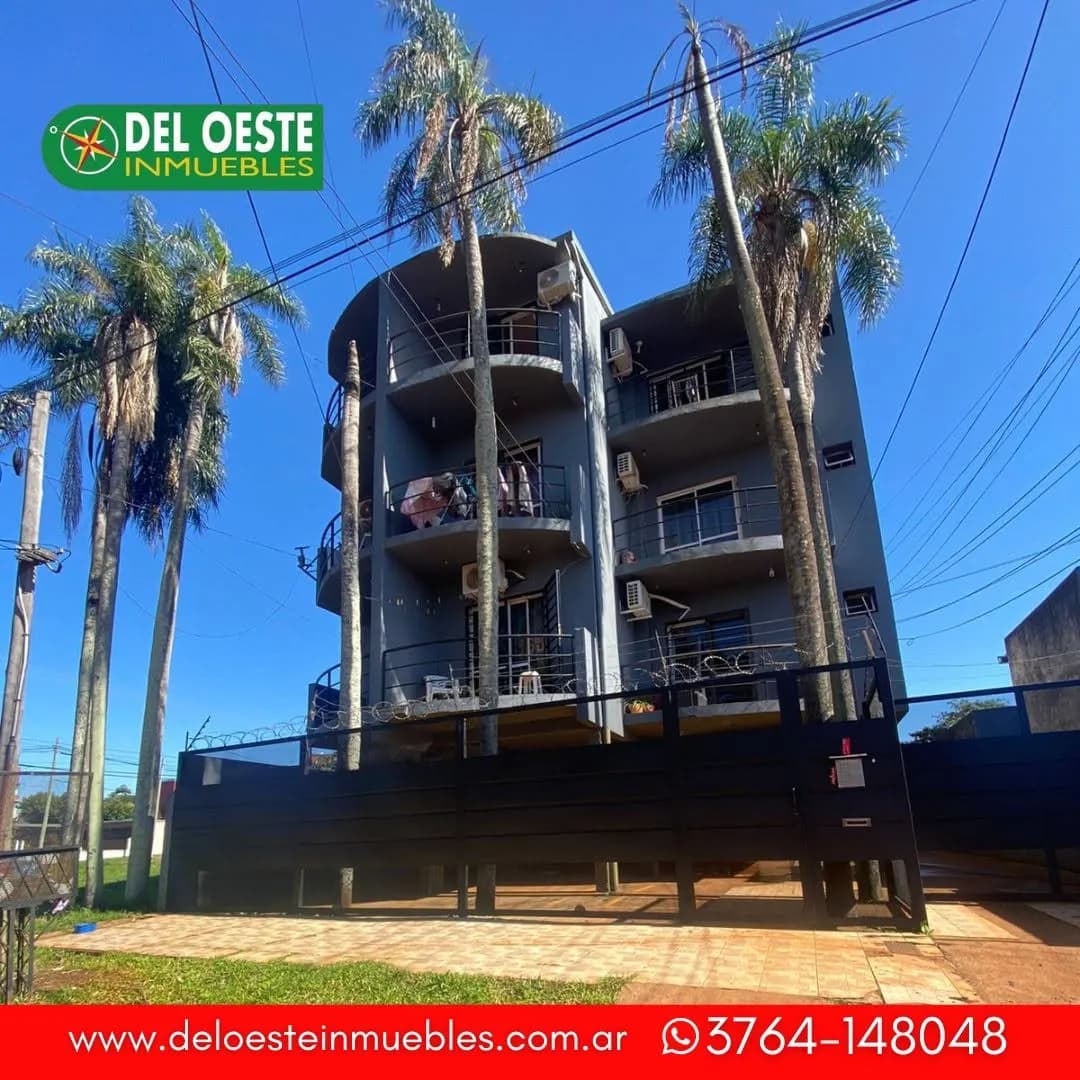 Edificio residencial moderno con palmeras