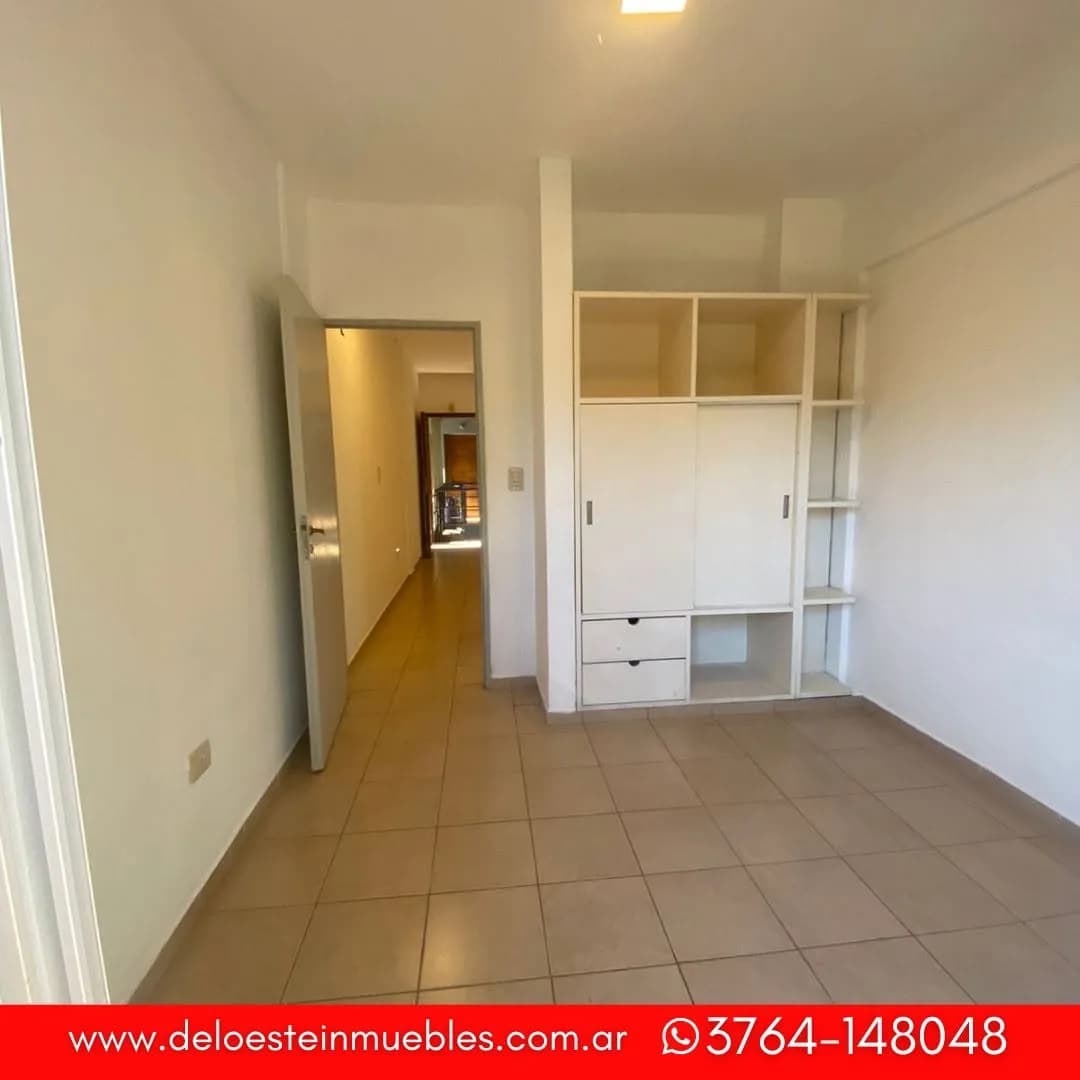 Habitación vacía con placard integrado
