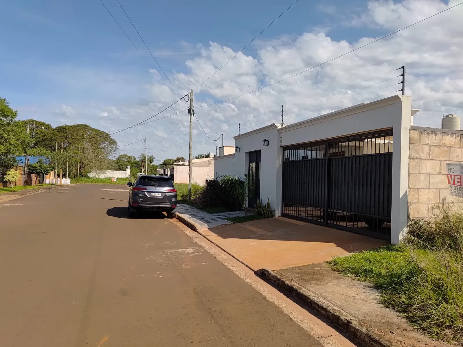Casa moderna blanca con portón negro