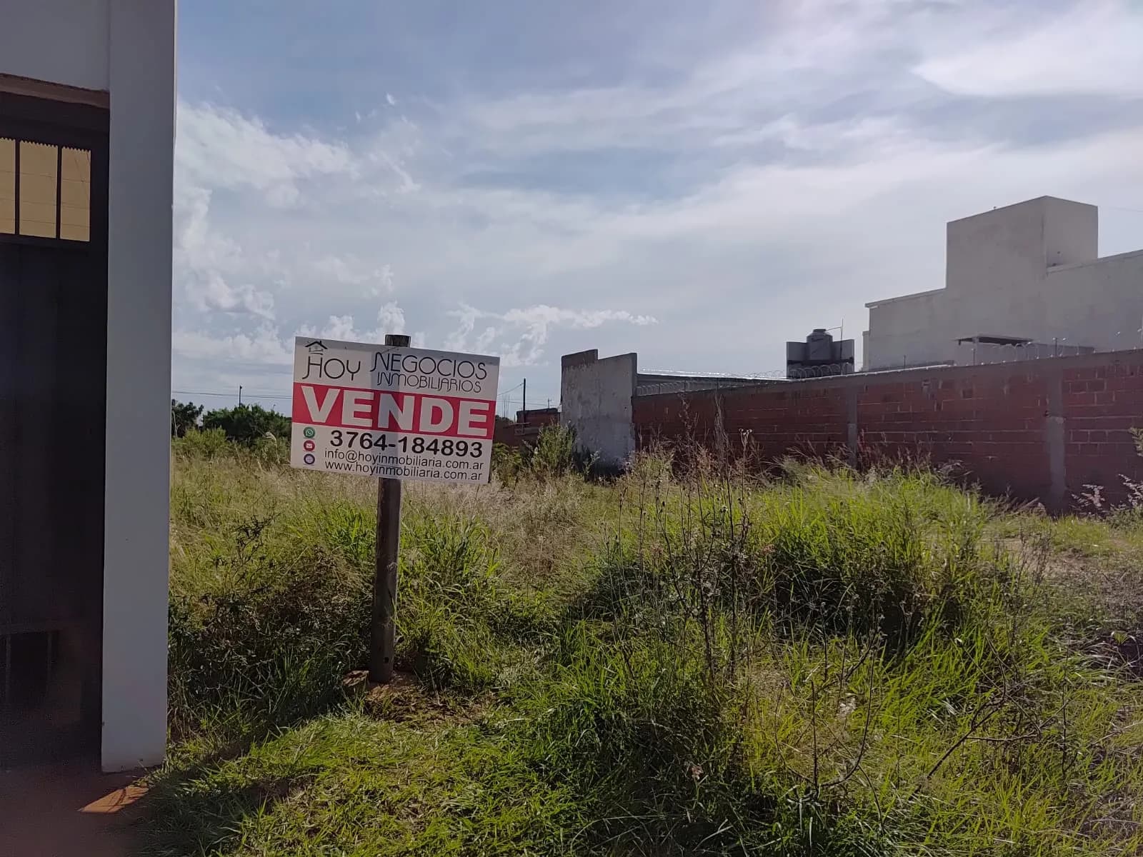 Terreno en venta con cartel inmobiliario