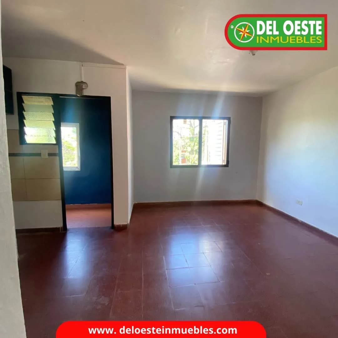 Ambiente amplio con piso cerámico