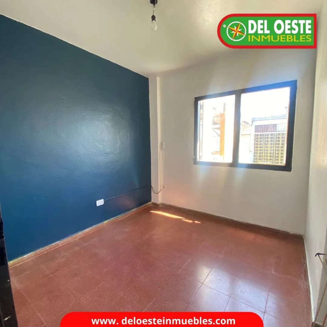 Habitación vacía con pared azul