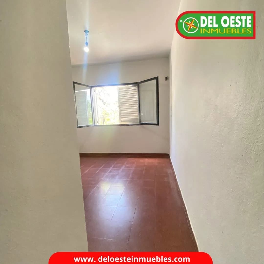 Habitación vacía con ventana abierta