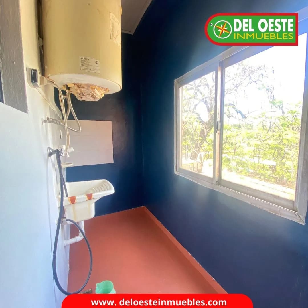 Lavadero pequeño con termotanque y ventana