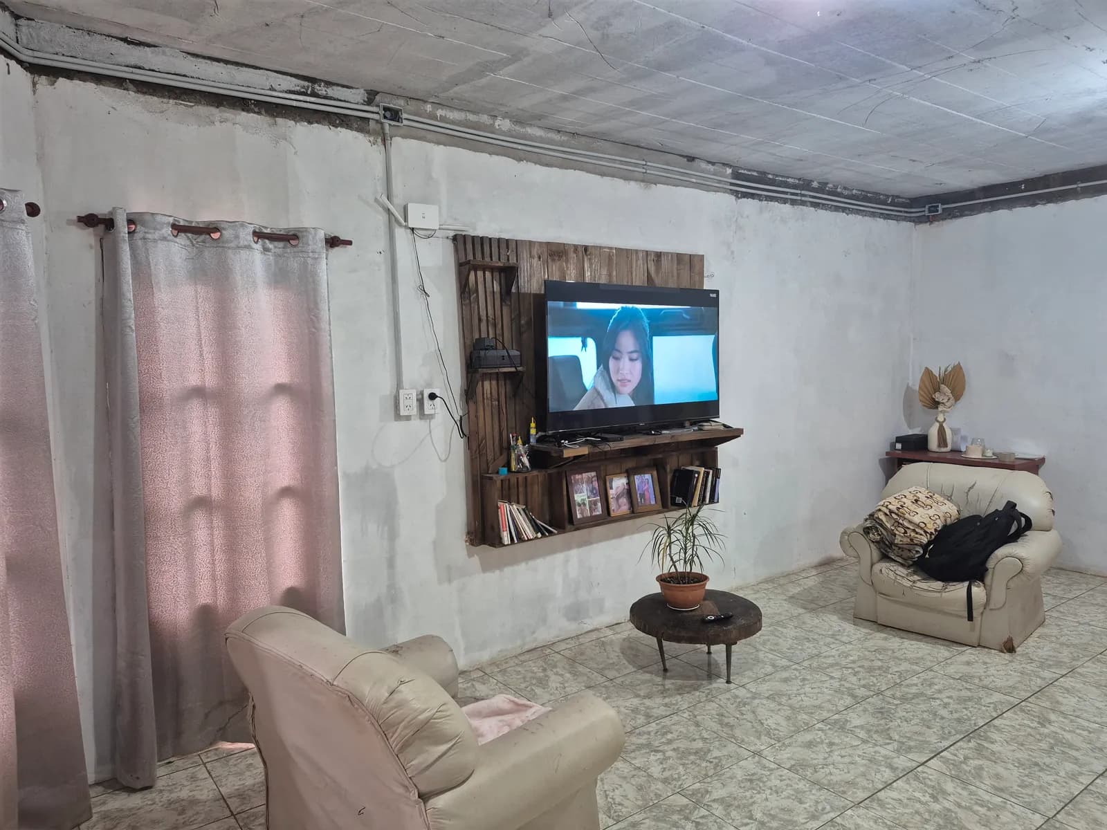 Living con televisor y sillones