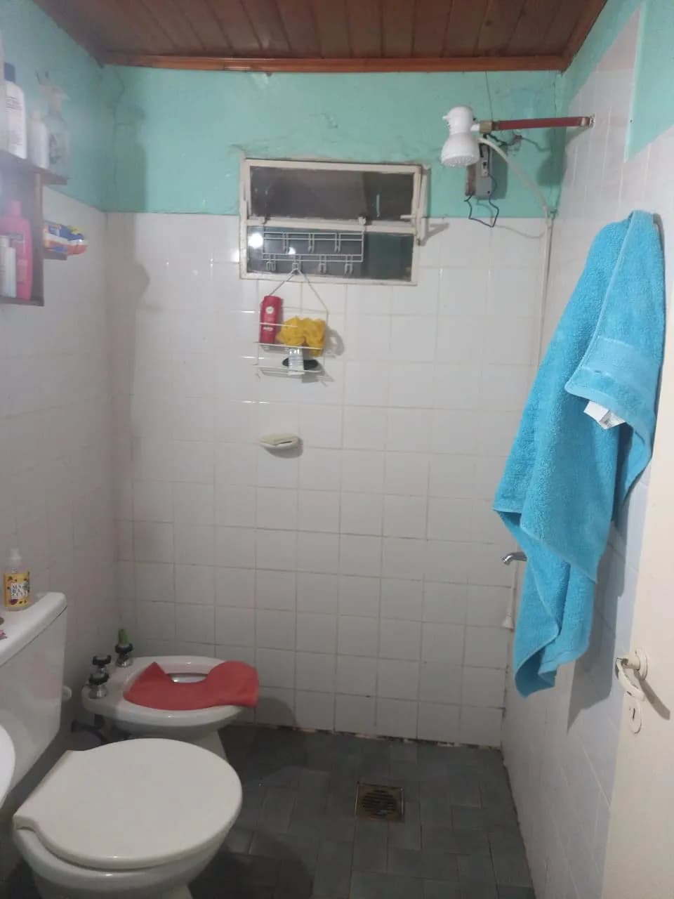 Baño sencillo con azulejos blancos