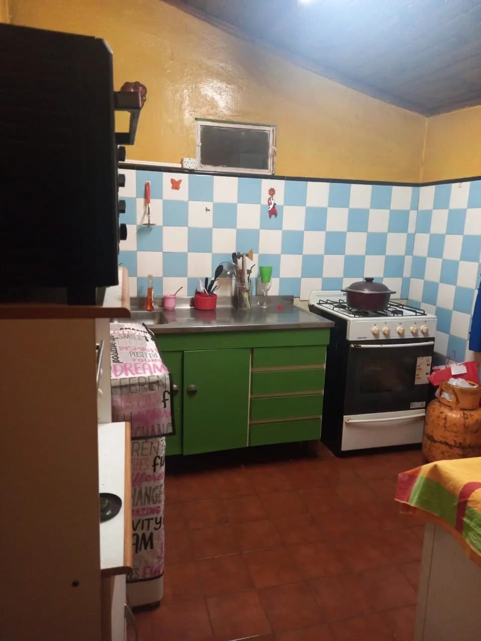 Cocina sencilla con mueble verde